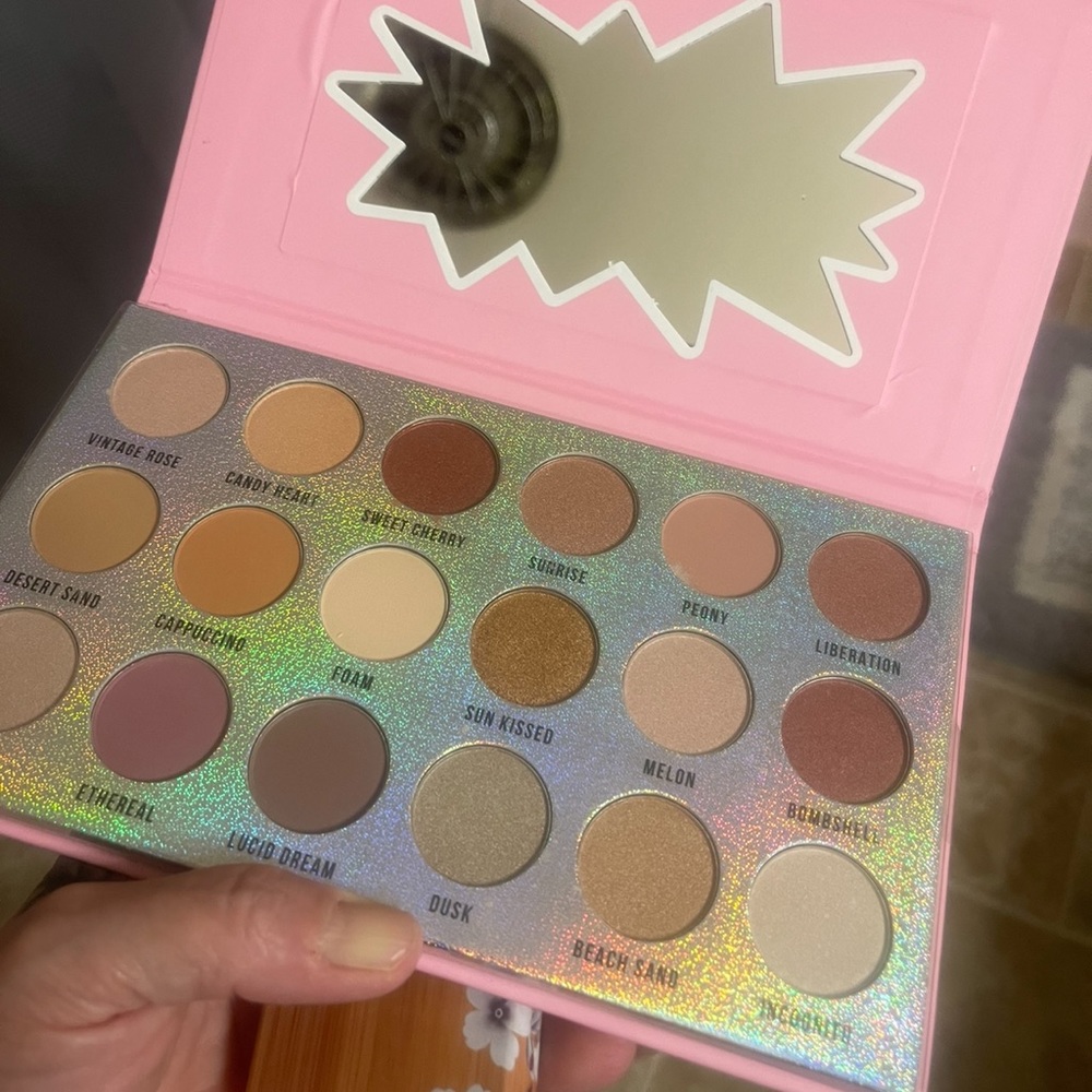 Glitter bomb eye shadow palette